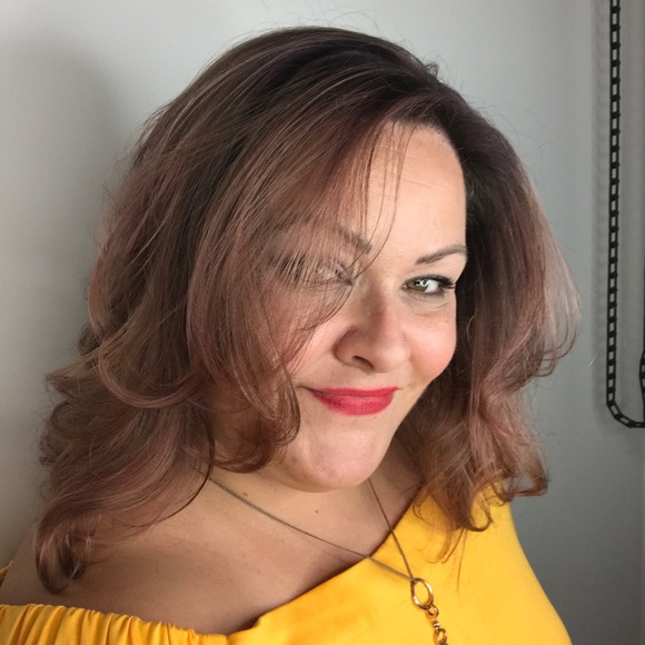 Meet your Posher, Danielle - Picture 2 of 5